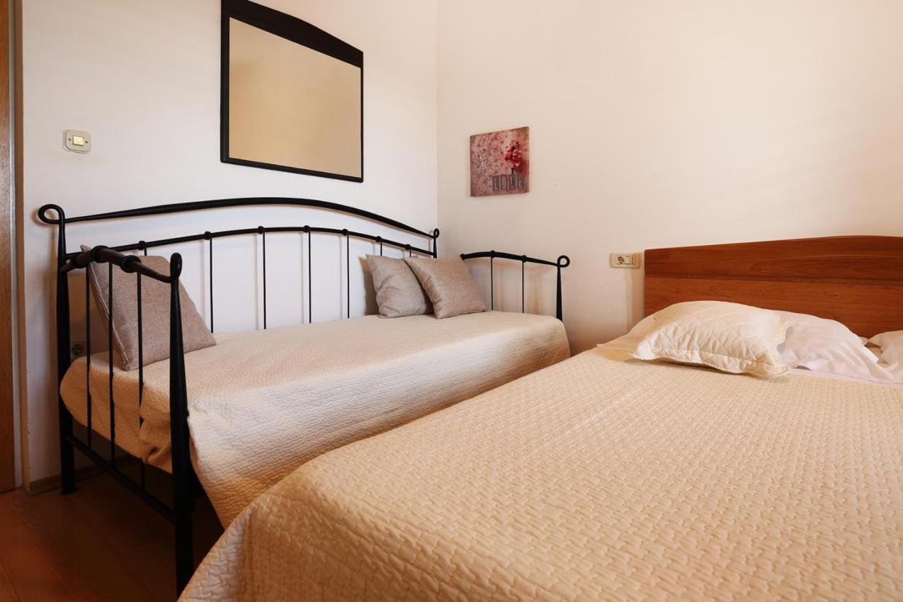 Apartmani Nila Sveta Nedelja  Oda fotoğraf